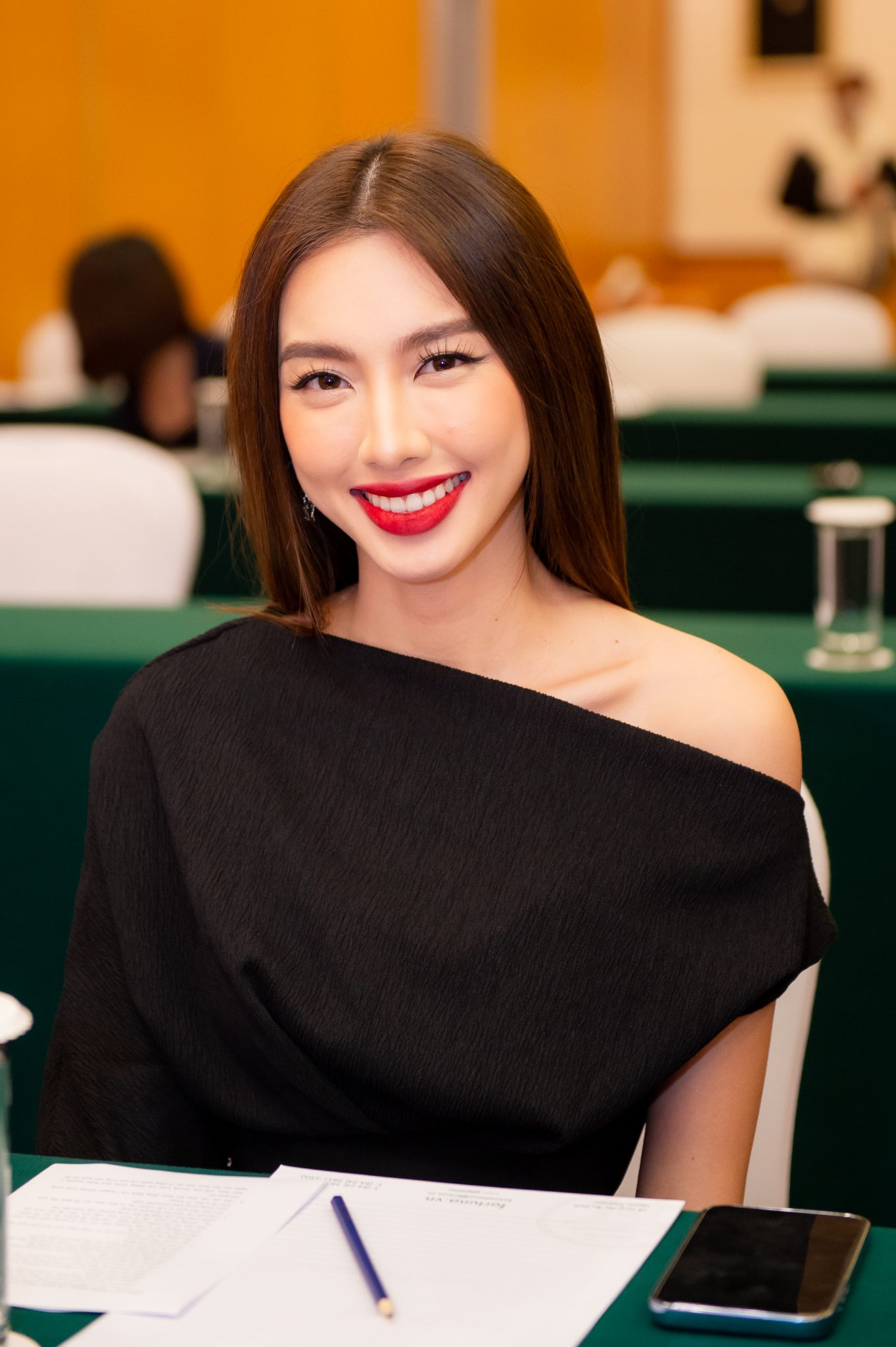 Hoa hậu Thùy Tiên cùng vlogger Quang Linh sánh đôi tại sự kiện trong ngày lễ tình nhân Topsao