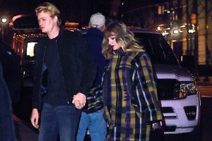 Taylor Swift lần đầu công khai nắm tay tình trẻ trên phố đông