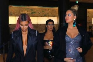 Chị em nhà Kim Kardashians mặc gợi cảm dạo phố đêm ở Tokyo