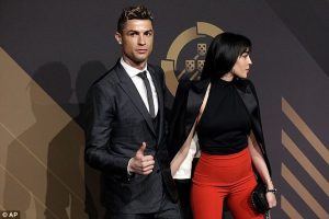 Người tình của Ronaldo khoe dáng ‘gái một con’ quyến rũ