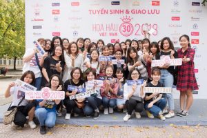 Bùi Anh Tuấn, Vũ Cát Tường bị “bao vây” bởi sinh viên tại Tour tuyển sinh Hoa hậu Việt Nam 2018