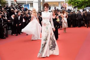 Lý Nhã Kỳ diện áo dài Việt trên thảm đỏ Cannes 2018
