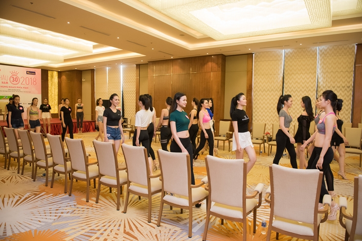 catwalk là một trong những hoạt động hàng ngày mà các thí sinh Hoa hậu Việt Nam 2018 phải duy trì tần suất luyện tập đều đặn