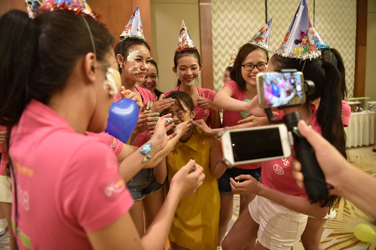 Món quà sinh nhật “dã chiến” đầy tình cảm của thí sinh Hoa hậu Việt Nam