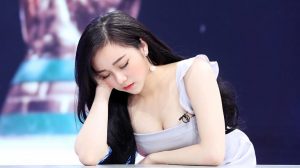Cận cảnh vẻ đẹp nóng bỏng của “hot girl ngủ gục” tham gia bình luận World Cup 2018