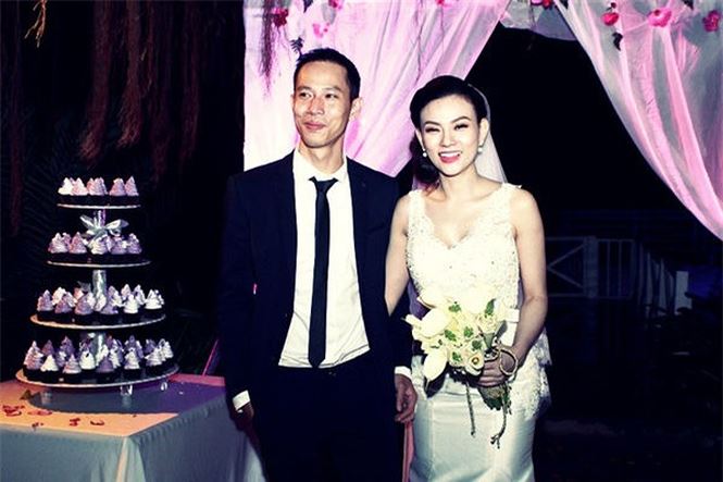 Nữ ca sĩ và Huỳnh Nhất Phương trong ngày cưới.