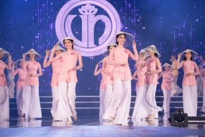 Hoa hậu Việt Nam 2018: Đồng diễn mở màn Chung khảo phía Nam mở ra khu vườn toàn những bông hoa rạng rỡ hương sắc