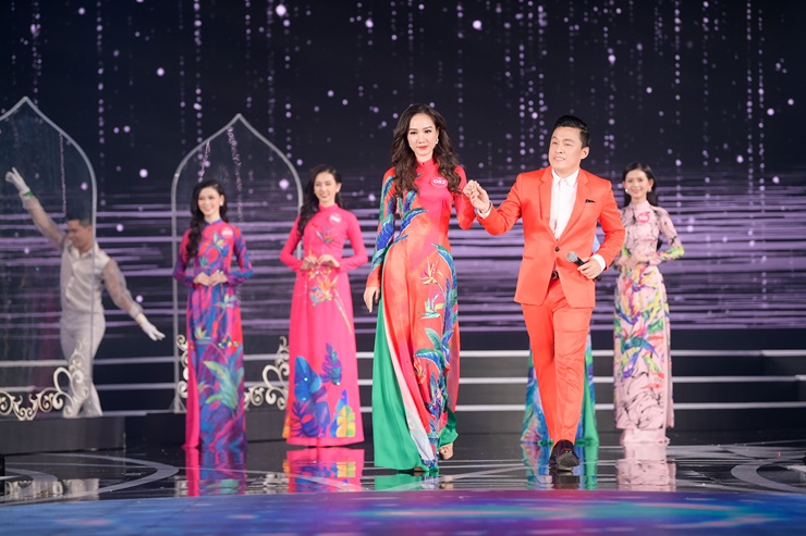 các thí sinh Hoa hậu Việt Nam 2018 tiếp tục xuất hiện trong tà áo dài truyền thống