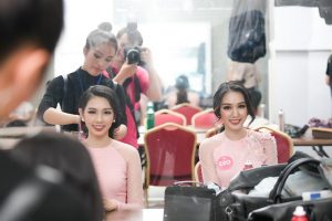 Hot: Hé lộ những hình ảnh hậu trường đầu tiên trước giờ lên sóng đêm chung khảo miền nam Hoa hậu Việt Nam