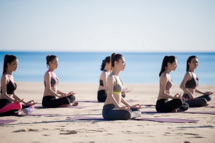  Tập luyện yoga trên bãi biển nhiệt đới xanh mát và trong lành.