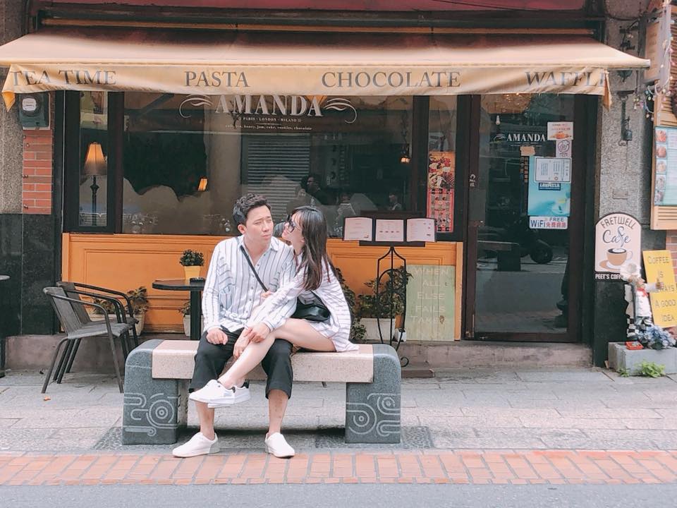 Trấn Thành và Hari Won đang ngồi chơi trước cửa tiệm cafe
