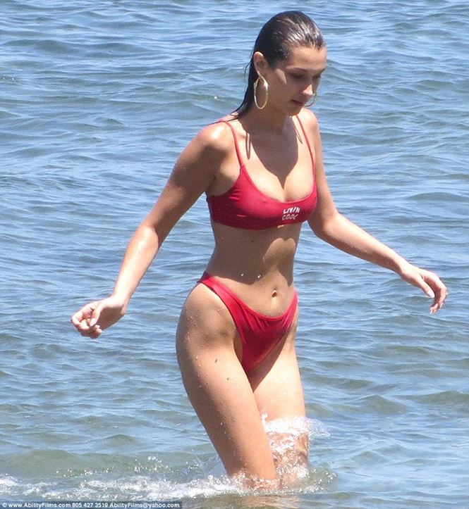 Nàng mẫu 21 tuổi để mặt mộc, diện bikini đỏ kiểu dáng thể thao khỏe khoắn.