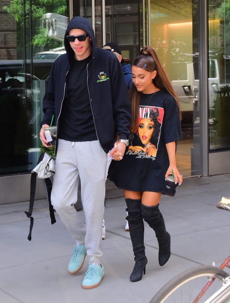 Bên cạnh vị vị hôn thê Pete Davidson ngôi sao "SNL", Ariana Grande diện áo phông Topman và giày Giuseppe Zanotti.