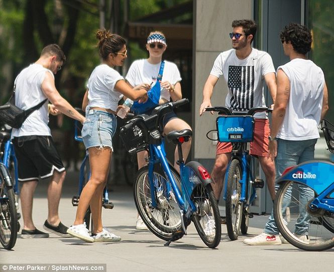 Hôm qua, Priyanka cùng bạn trai, các anh em nhà Jonas và người đẹp Sophie Turner có buổi đạp xe thư giãn dạo quanh thành phố New York.