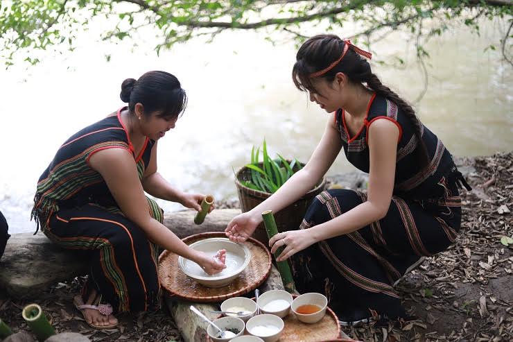 Hoa khôi Phương Thảo trải nghiệm nấu cơm Lam cùng người bản địa