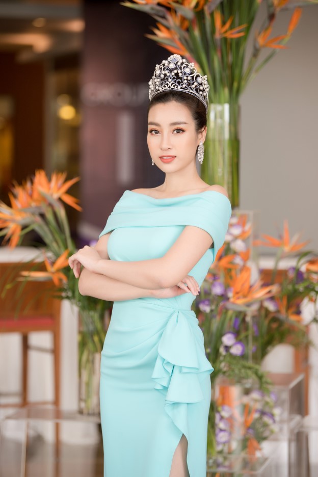 Hoa hậu Đỗ Mỹ Linh tạo dáng tại sảnh khách sạn 5 sao Pullman Hanoi