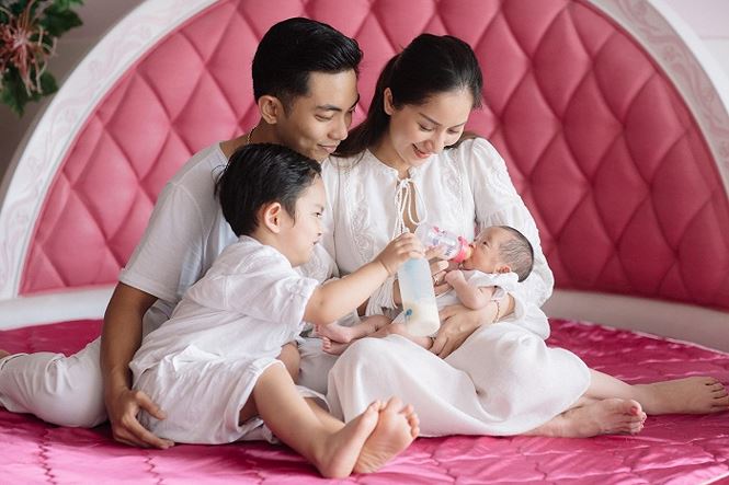 Bức ảnh gia đình đầu tiên của Khánh Thi - Phan Hiển bên hai con.