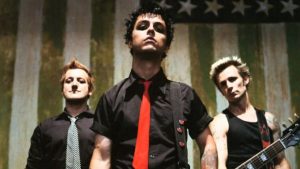 Ca khúc xóc óc từ năm 2004 của Green Day bất ngờ đứng No.1 BXH Anh trước chuyến thăm của TT Trump