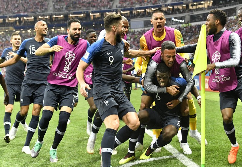 Tiền vệ Paul Pogba ăn mừng bàn thắng thứ 3 của tuyển Pháp. Ảnh: Martin Meissner, AP
