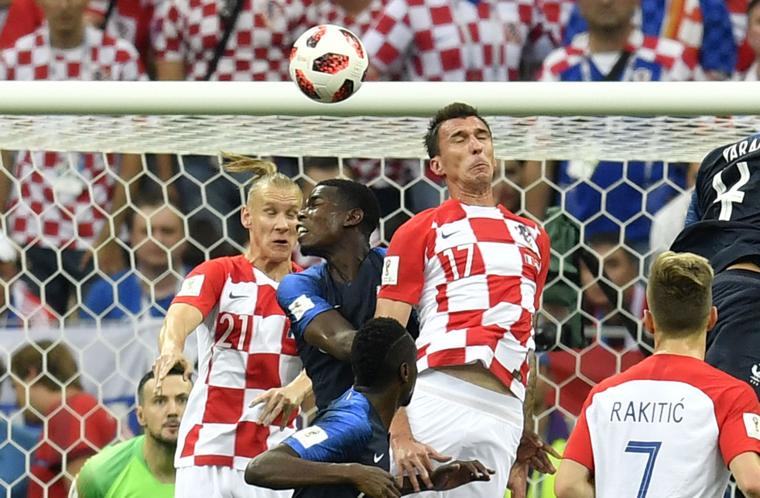 Mario Mandzukic với cú chạm bóng sai lầm cho Croatia. Ảnh: Martin Meissner, AP