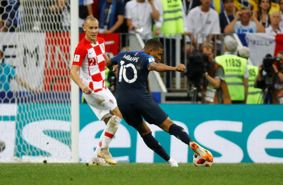 Mbappé tung cú sút thành công cho tuyển Pháp. Ảnh: Reuters