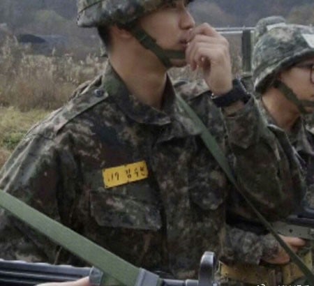 Vào Quân Ngũ, Kim Soo Hyun Giữ Nguyên Nhan Sắc Khiến Fan Kinh Ngạc - Topsao