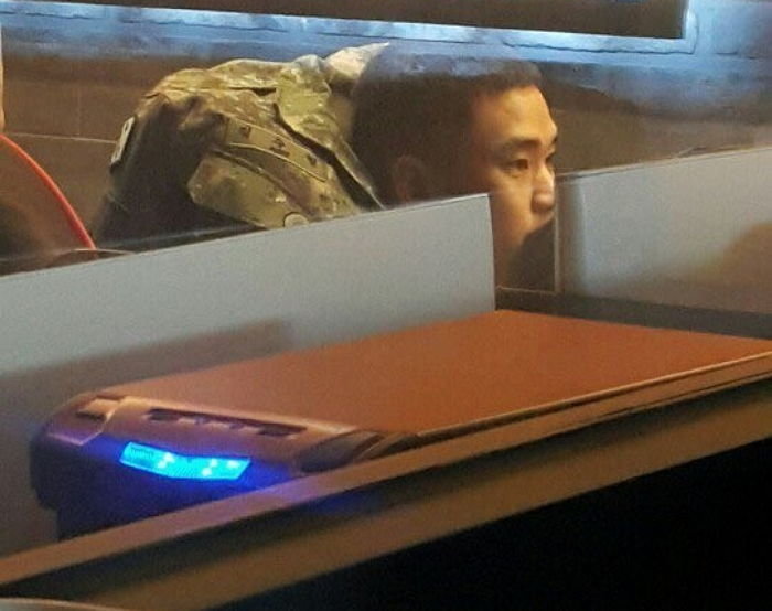 Kim Soo Hyun trong phòng máy tính hồi tháng 03/2018