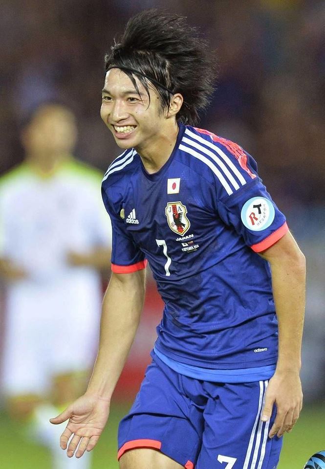 Chàng tiền vệ 26 tuổi vừa cùng tuyển Nhật Bản làm nên kỳ tích tại World Cup 2018 khi thắng đội bóng Nam Mỹ Comombia và lọt vào vòng 1/8.