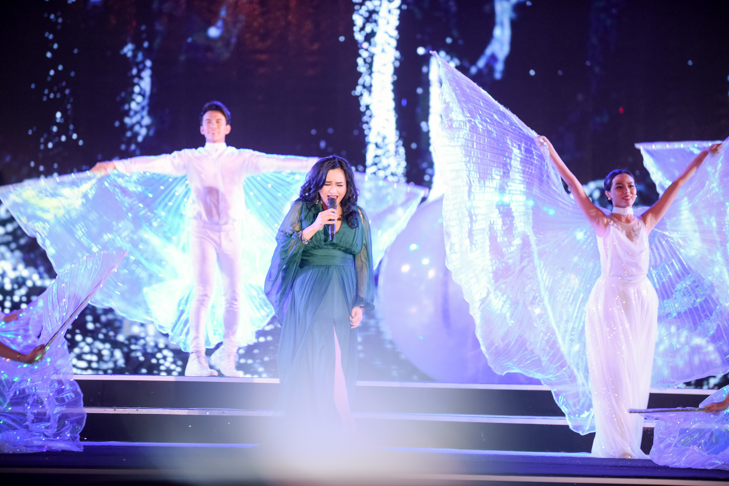 Nghệ sĩ Thanh Lam biểu diễn ca khúc "Ôi quê tôi" trong đêm Chung khảo phía Bắc Hoa hậu Việt Nam 2018