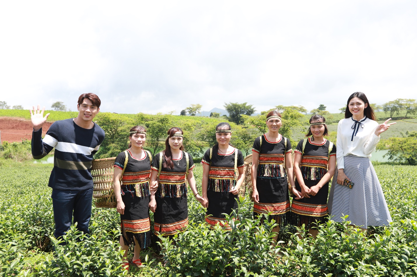 Thuận Nguyễn và Thanh Tú hào hứng “check-in” cùng những thôn nữ trên nương trà