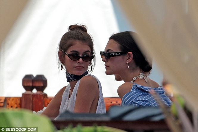 Hôm qua, cánh săn ảnh chụp được Kaia vui chơi thư giãn bên cô bạn gái thân cũng là người mẫu Vittoria Ceretti ở câu lạc bộ bãi biển Twiga.