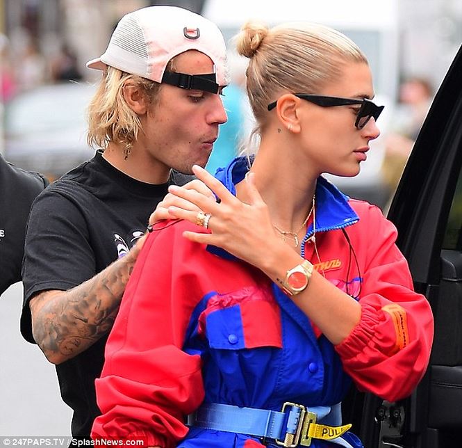 Chiều hôm qua, cánh săn ảnh chụp được Justin Bieber cùng hôn thê rời căn hộ của người đẹp Hailey tại New York.