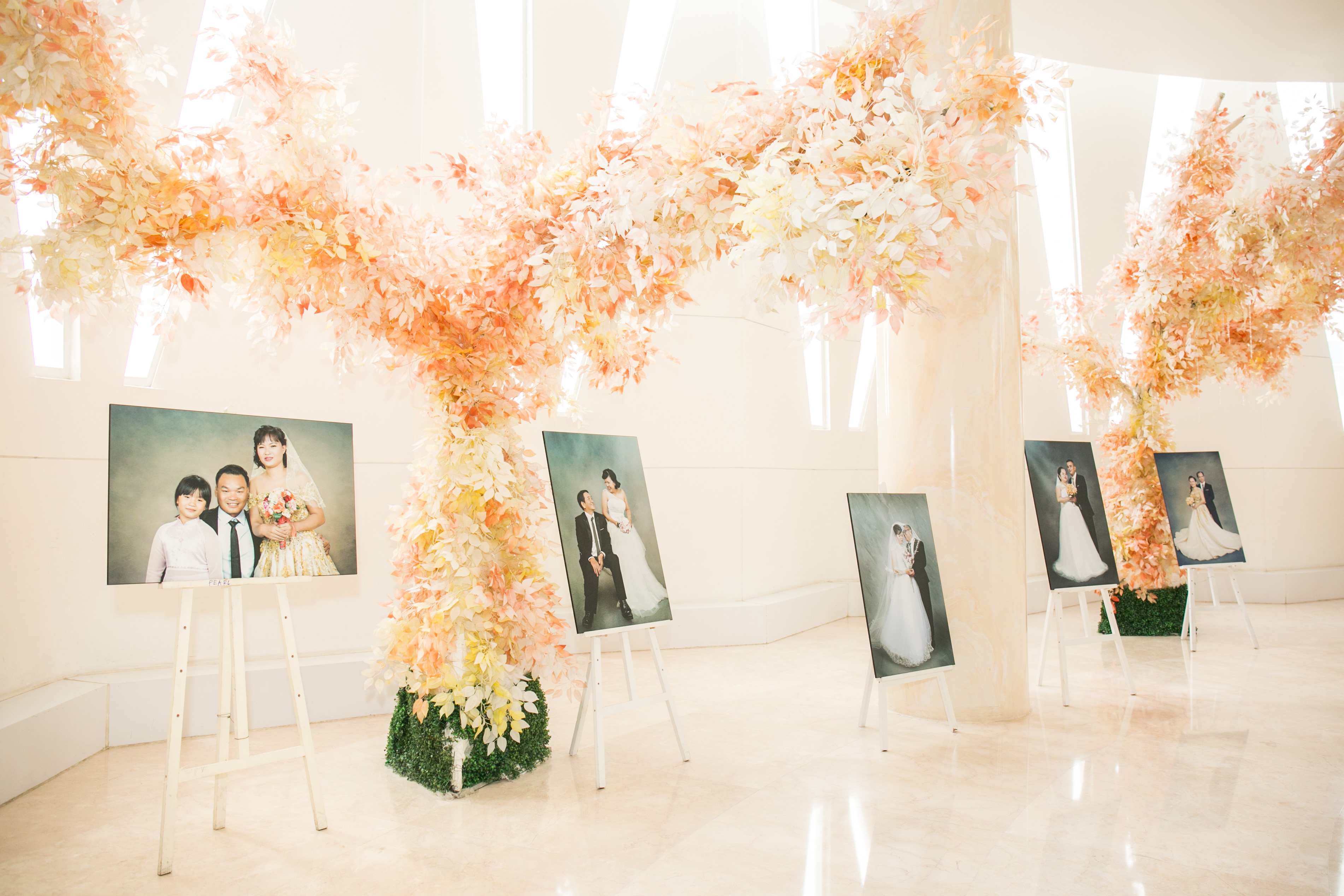 Sảnh đón khách của The Adora Luxury trưng bày những bức ảnh cưới lung linh của 15 cặp đôi đặc biệt giữa không gian đầy thơ mộng.