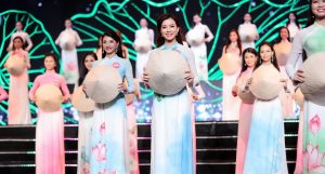 Dàn thí sinh Chung kết HHVN 2018 duyên dáng trong tà áo dài trong tiết mục đồng diễn “Một thoáng quê hương”