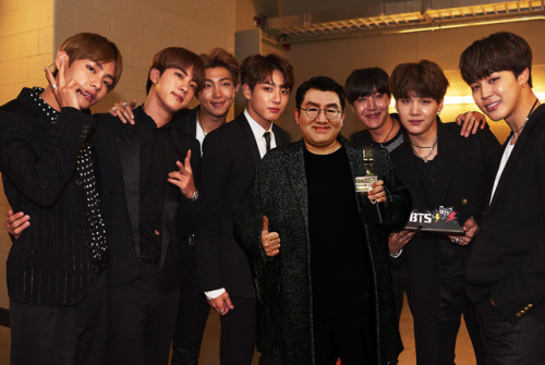 Nhóm BTS cùng ông chủ của Big Hit - Bang Shi-hyuk