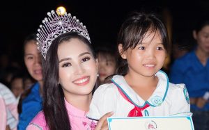 Hoa hậu Trần Tiểu Vy được lãnh đạo tỉnh Quảng Nam trao tặng bằng khen