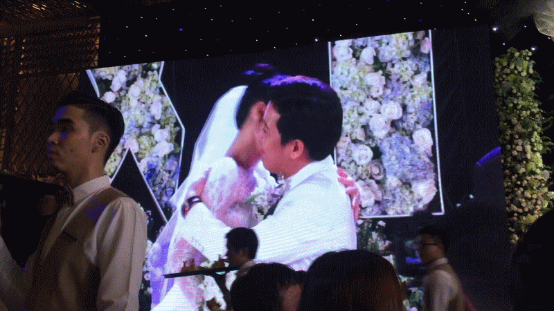 HOT: Nụ hôn gây xúc động của Nhã Phương và Trường Giang trong lễ cưới