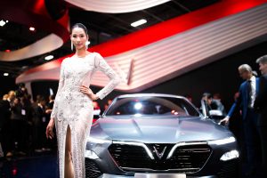 Á hậu Hoàng Thùy mang combo váy lộng lẫy cộng với style trang điểm trong suốt đến lễ ra mắt xe của VINFAST tại Paris Motor Show