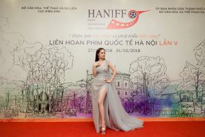 Dương Cẩm Lynh  diện váy dạ hội xuyên thấu trong vai trò MC