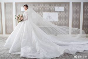 Chơi lớn như Đường Yên: Riêng phần đuôi váy cưới đã dài 4m và mất 5.600 giờ để hoàn thành