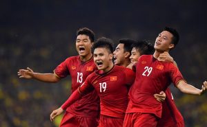 Nguyễn Huy Hùng nhận 1 tỷ đồng nhờ bàn thắng mở tỷ số tại trận chung kết lượt đi giữa Việt Nam và Malaysia trong khuôn khổ AFF Cup 2018
