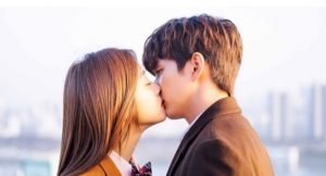 Yoo Seung Ho x Jo Bo Ah trao nụ hôn đầu siêu ngọt trong drama học đường “My Strange Hero”