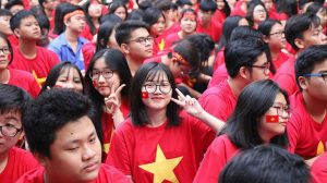 TP.HCM: Hàng ngàn học sinh và thầy cô mặc trang phục cờ đỏ sao vàng cổ vũ đội tuyển trước trận chung kết