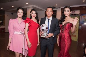 Hoa hậu Tiểu Vy công bố Quang Hải “đăng quang” trong lễ trao giải Quả bóng vàng