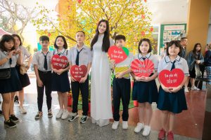 Về thăm trường cấp 3, Hoa hậu Tiểu Vy được các fan hâm mộ vây kín