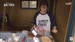 Còn gì bình yên hơn khi nhìn Park Shin Hye nấu ăn