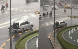 Chiếc ô tô dừng bên góc đường mở cửa cho tài xế xe ôm ngồi trú mưa, hình ảnh đẹp dưới cơn mưa lạnh khiến bao người ấm lòng