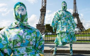 Nữ rapper gây tranh cãi khi mặc áo chống nắng kín mít bên tháp Eiffel