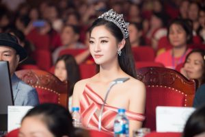 Vừa làm giám khảo, Lương Thùy Linh vừa kêu gọi quyên góp tại cuộc thi Người đẹp Du lịch non nước Cao Bằng