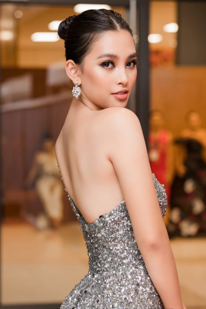 Tuần lễ thời trang quốc tế Việt Nam 2019 diễn ra ấn tượng với sự xuất hiện của nhiều ngôi sao hàng đầu, trong đó có hai nàng hậu 10X nổi bật: Tiểu Vy và Lương Thuỳ Linh. Nếu như Tiểu 